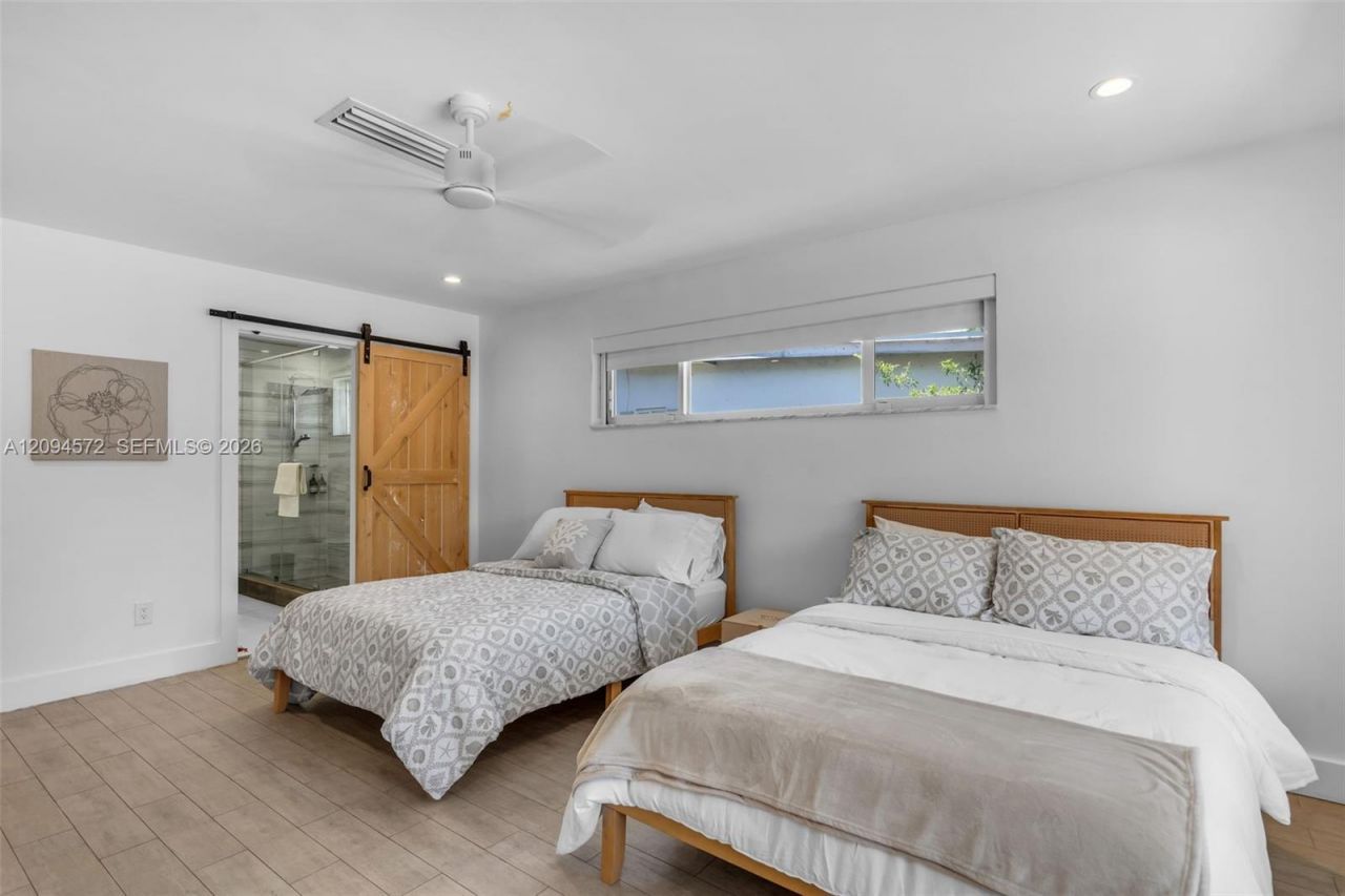 2471 NE 201st St , Miami, FL 33180 Photo