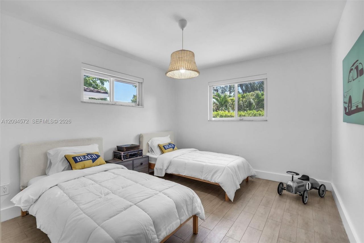 2471 NE 201st St , Miami, FL 33180 Photo