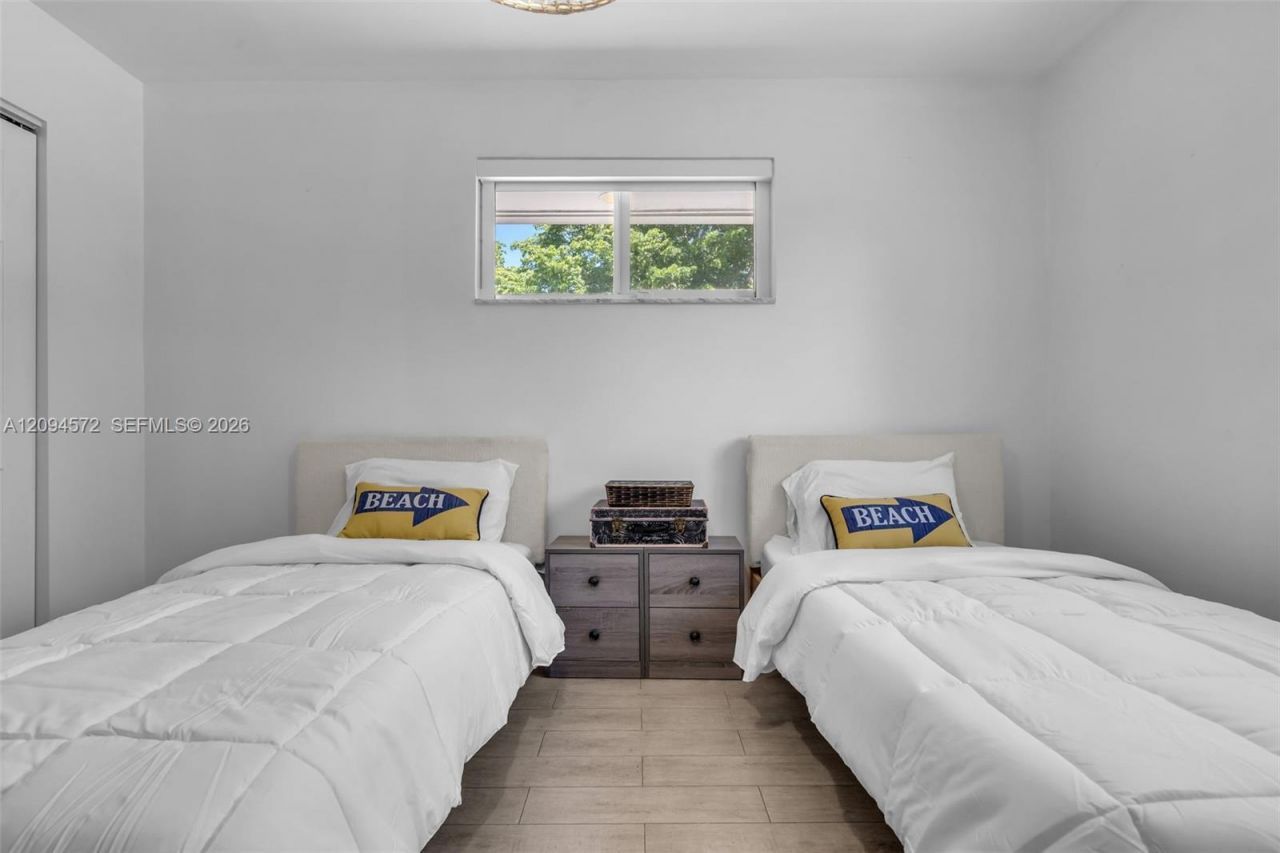 2471 NE 201st St , Miami, FL 33180 Photo
