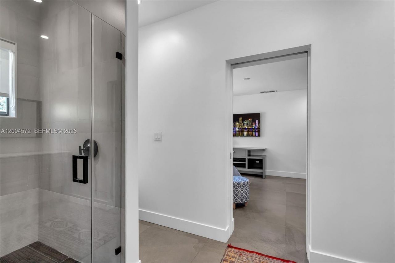 2471 NE 201st St , Miami, FL 33180 Photo