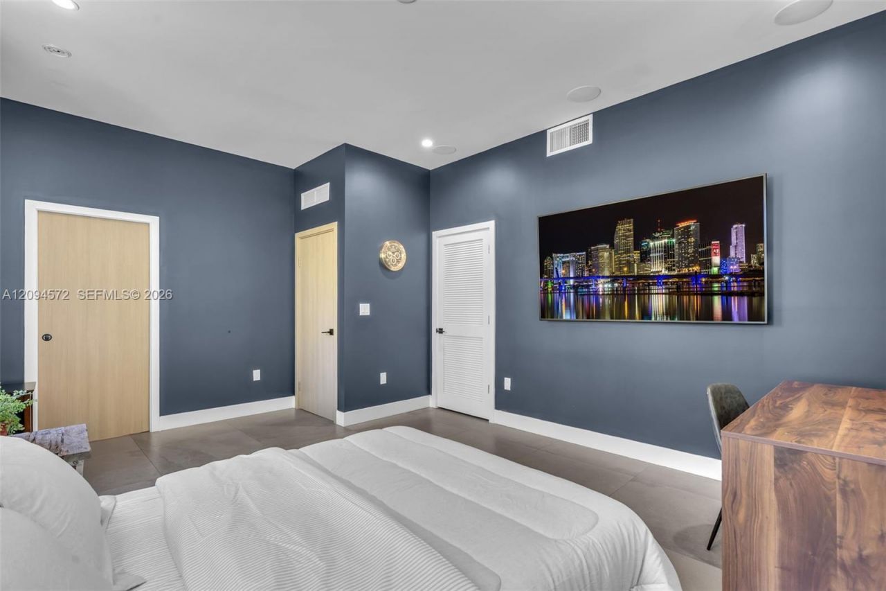 2471 NE 201st St , Miami, FL 33180 Photo