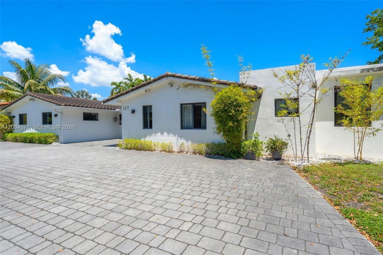 2471 NE 201st St , Miami, FL 33180 Photo