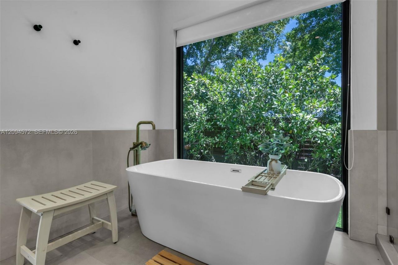 2471 NE 201st St , Miami, FL 33180 Photo