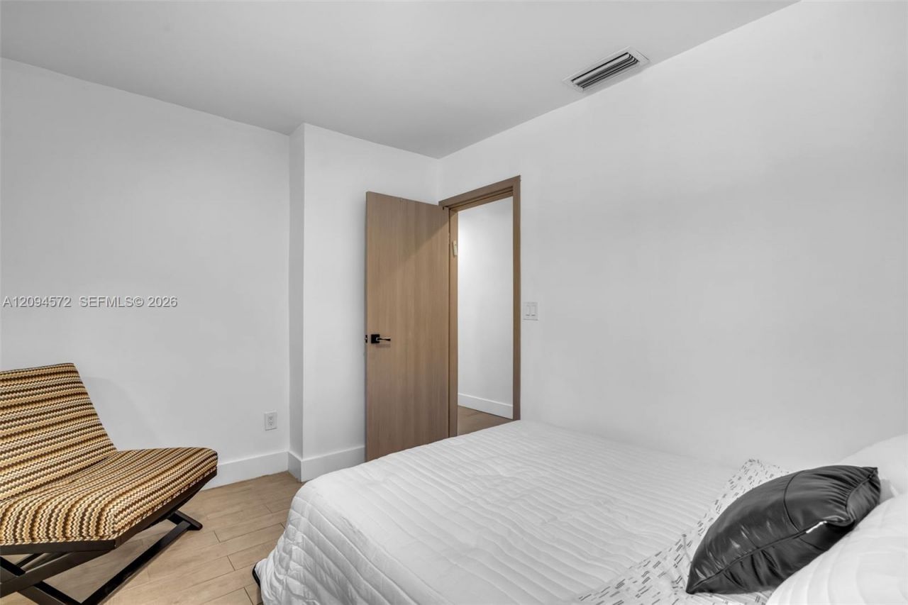 2471 NE 201st St , Miami, FL 33180 Photo