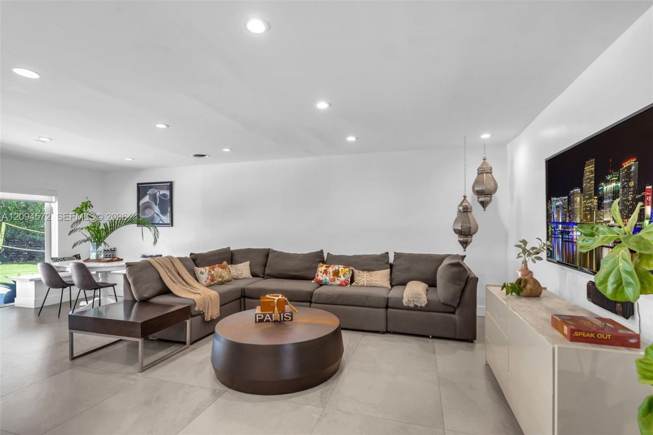 2471 NE 201st St , Miami, FL 33180 Photo