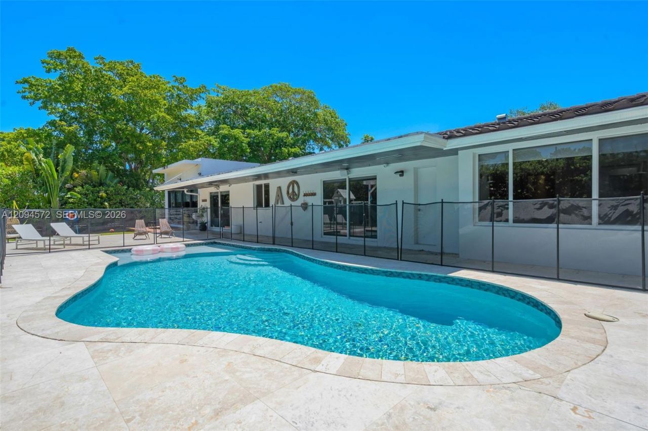 2471 NE 201st St , Miami, FL 33180 Photo