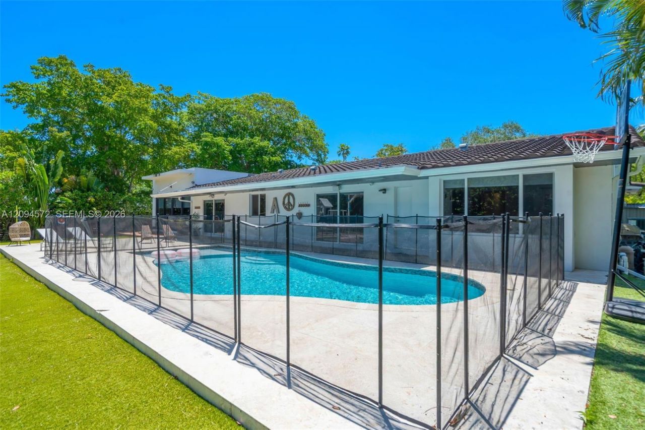 2471 NE 201st St , Miami, FL 33180 Photo
