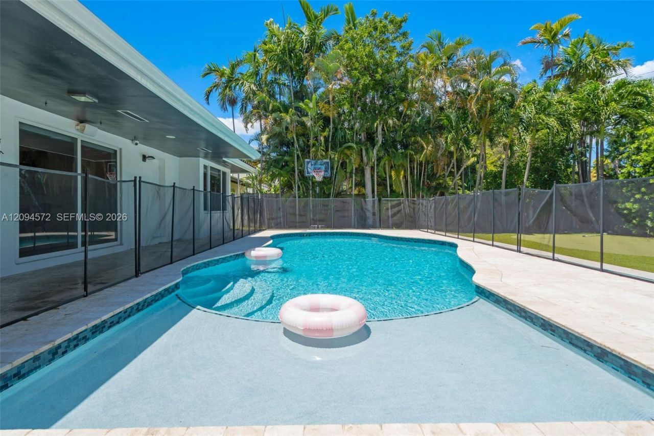 2471 NE 201st St , Miami, FL 33180 Photo
