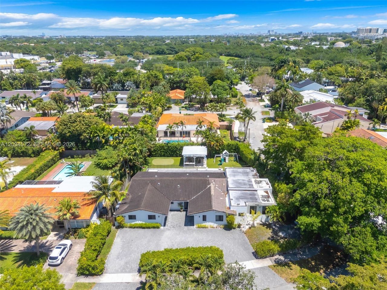 2471 NE 201st St , Miami, FL 33180 Photo
