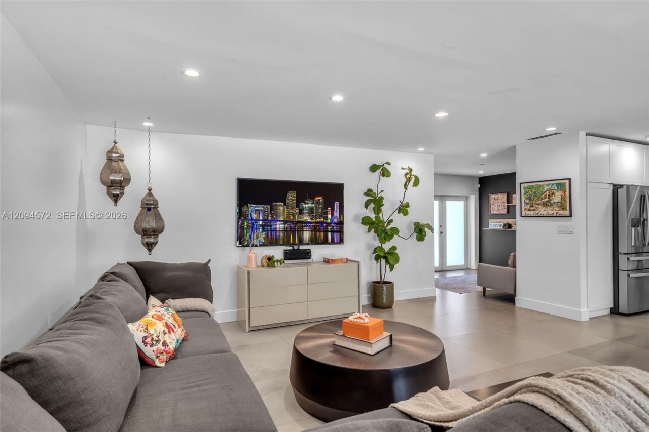 2471 NE 201st St , Miami, FL 33180 Photo