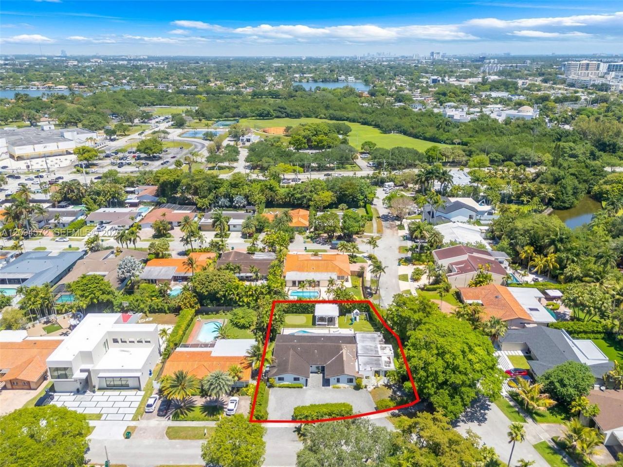 2471 NE 201st St , Miami, FL 33180 Photo