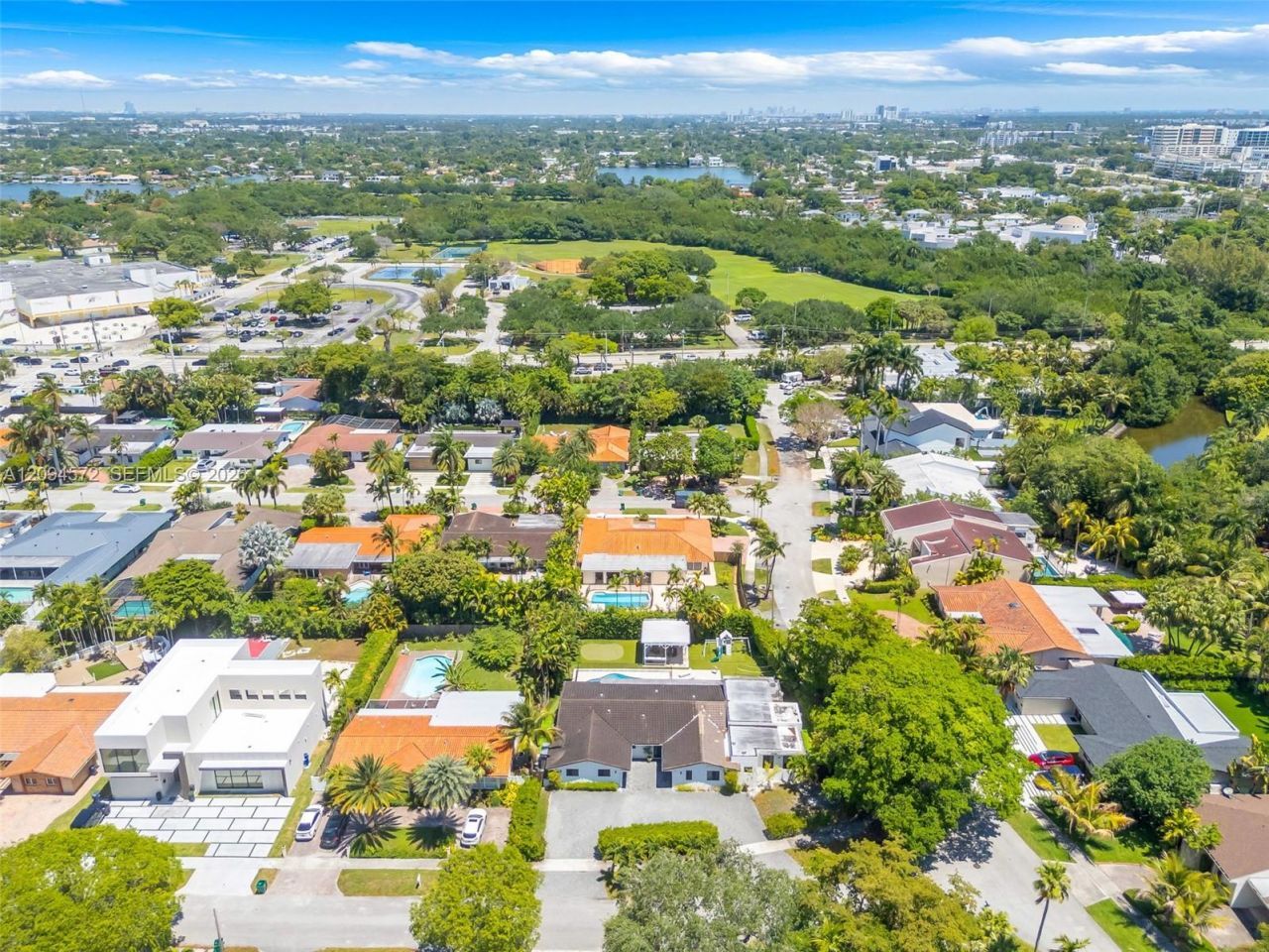 2471 NE 201st St , Miami, FL 33180 Photo