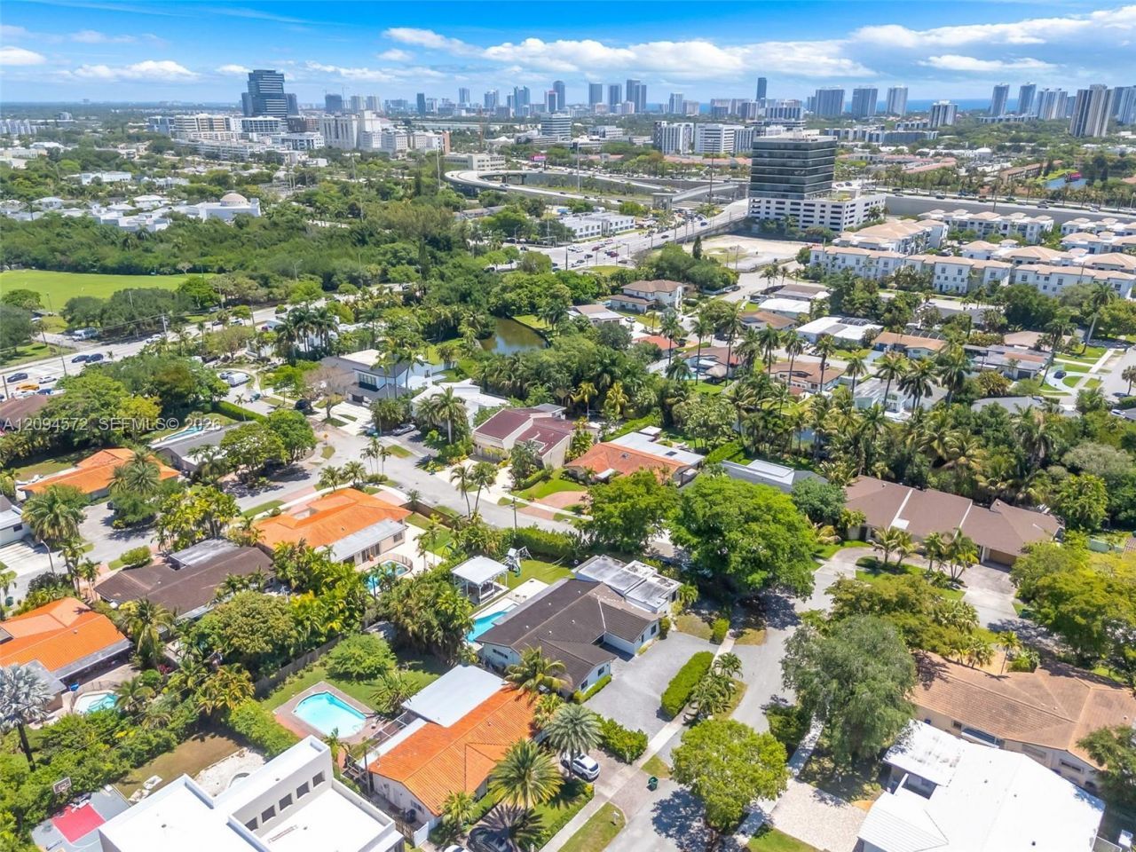 2471 NE 201st St , Miami, FL 33180 Photo