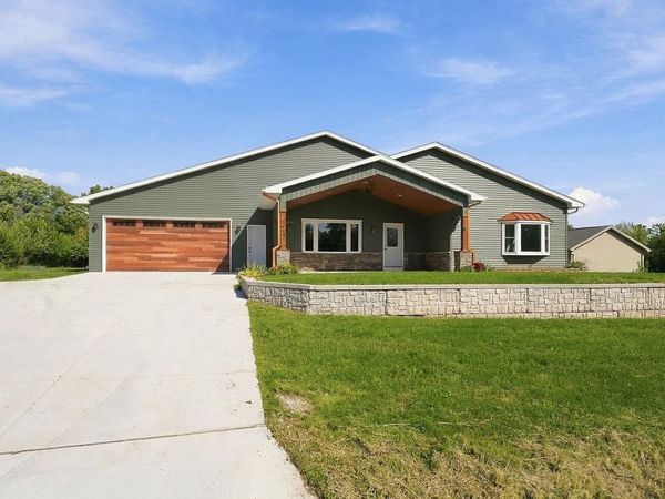 661 E RIVER DRIVE, Omro, WI 54963