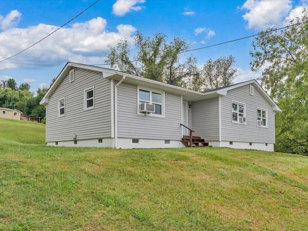 935 Depot ST NE, Christiansburg, VA 24073