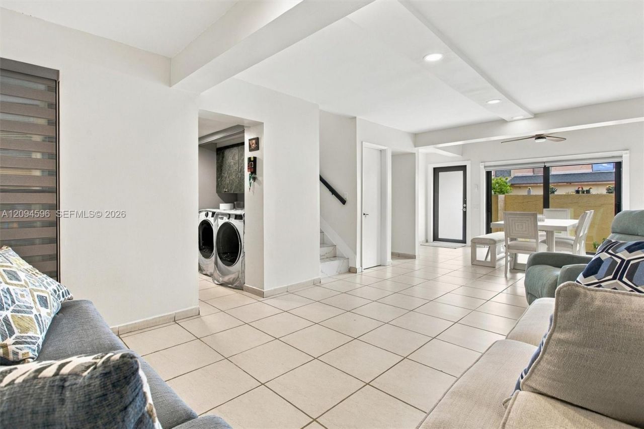 9670 Fontainebleau Blvd , Unit 19, Miami, FL 33172 Photo