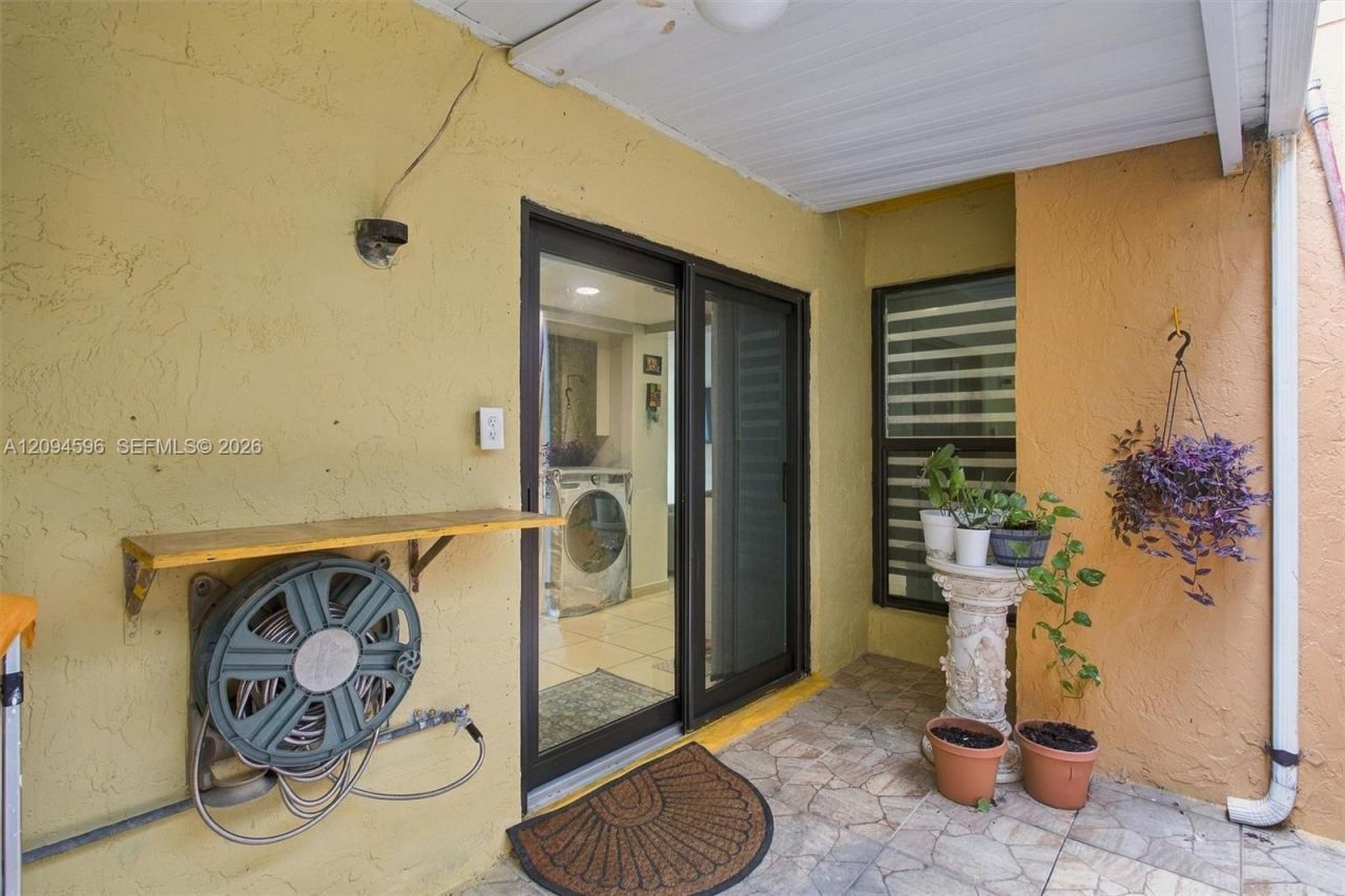 9670 Fontainebleau Blvd , Unit 19, Miami, FL 33172 Photo