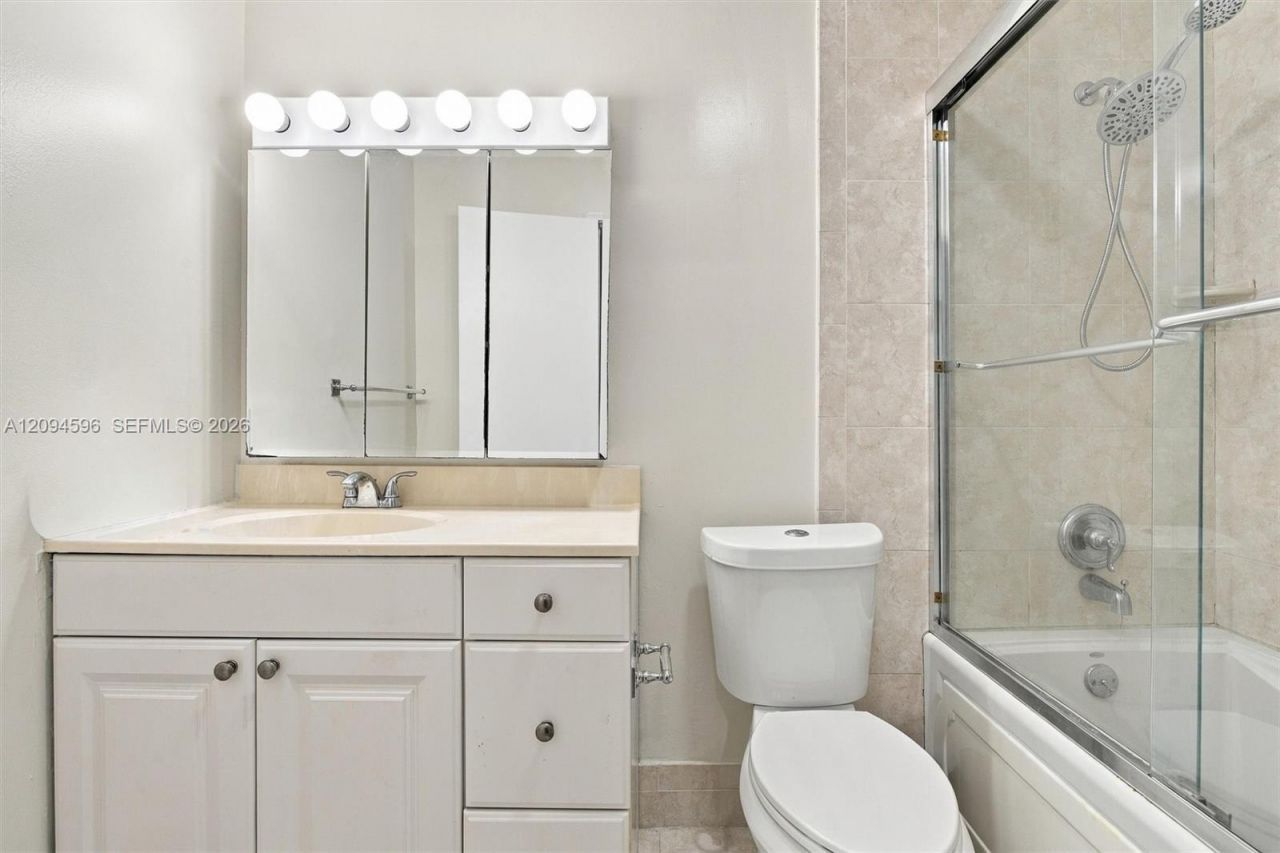 9670 Fontainebleau Blvd , Unit 19, Miami, FL 33172 Photo