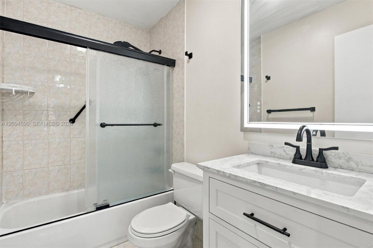 9670 Fontainebleau Blvd , Unit 19, Miami, FL 33172 Photo