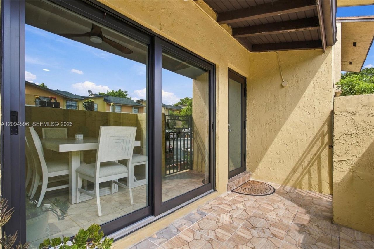 9670 Fontainebleau Blvd , Unit 19, Miami, FL 33172 Photo
