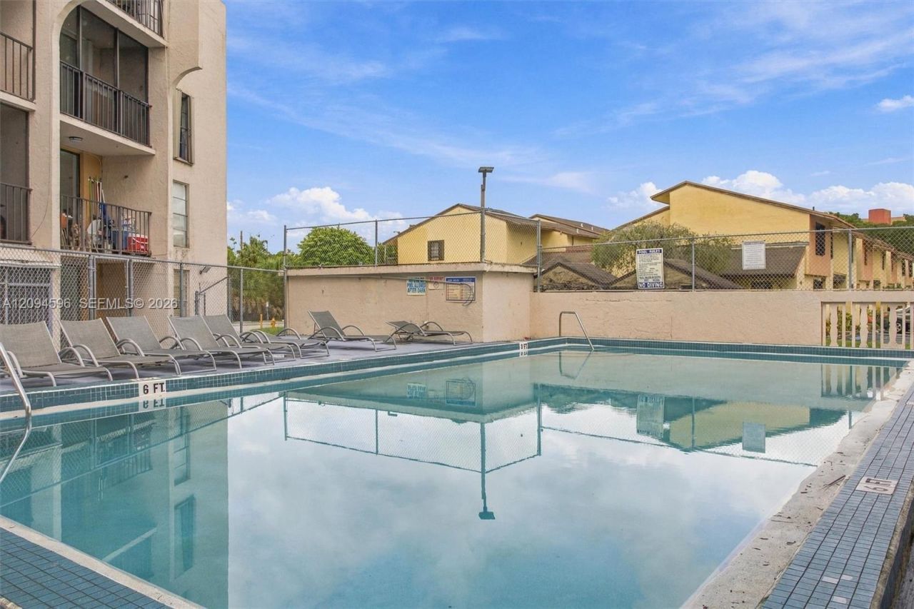 9670 Fontainebleau Blvd , Unit 19, Miami, FL 33172 Photo