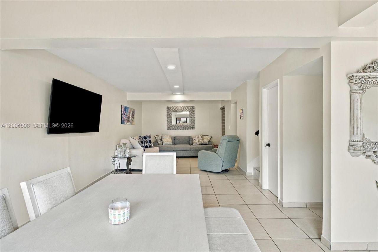 9670 Fontainebleau Blvd , Unit 19, Miami, FL 33172 Photo