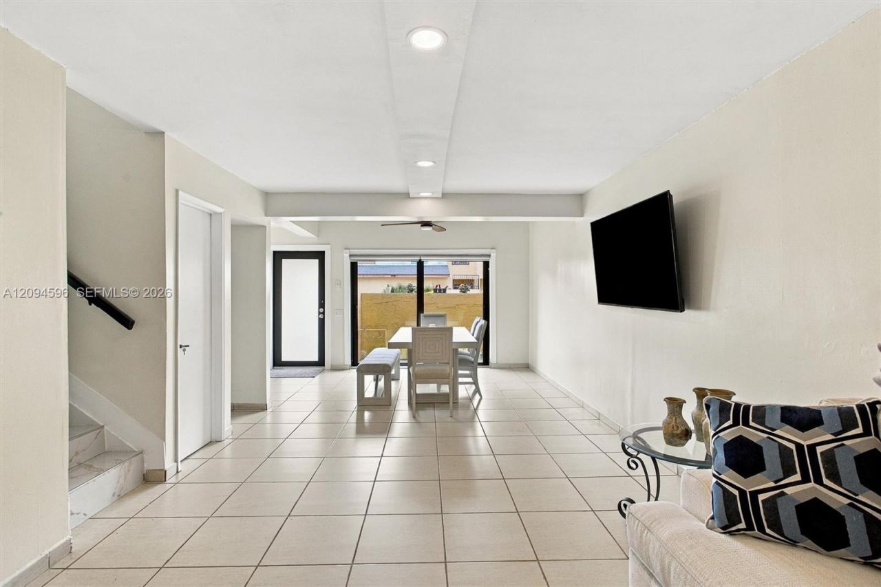 9670 Fontainebleau Blvd , Unit 19, Miami, FL 33172 Photo