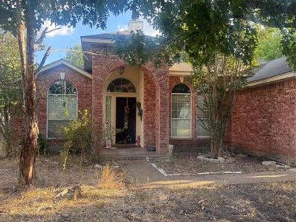 724 Pebble Creek Drive, Hewitt, TX 76643