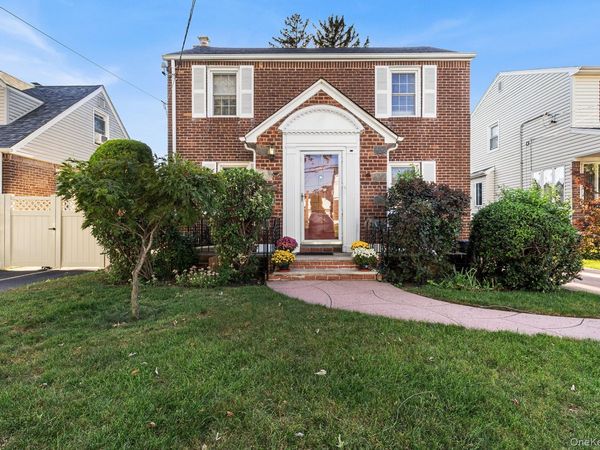 305 White Road , Mineola, NY 11501