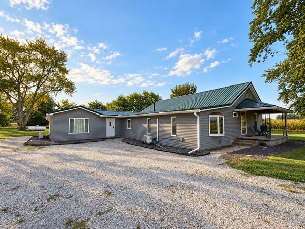 2076 N State Road, Flora, IL 62839