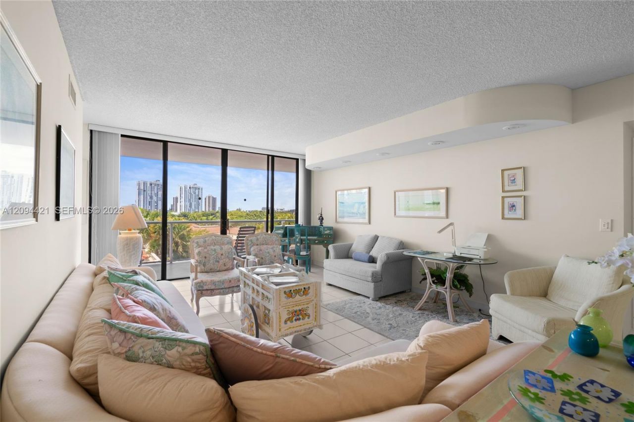 20281 E Country Club Dr , Unit 403, Aventura, FL 33180 Photo