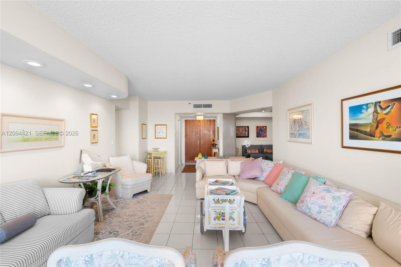 20281 E Country Club Dr , Unit 403, Aventura, FL 33180 Photo