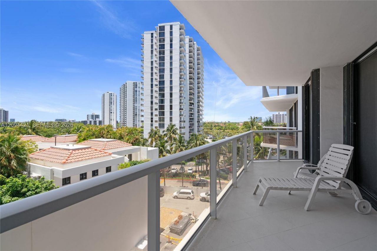 20281 E Country Club Dr , Unit 403, Aventura, FL 33180 Photo