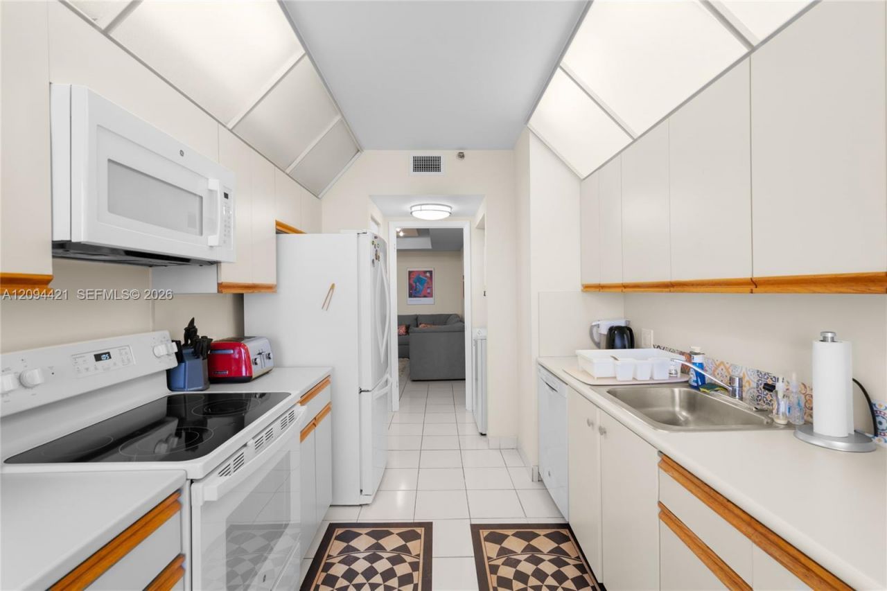 20281 E Country Club Dr , Unit 403, Aventura, FL 33180 Photo