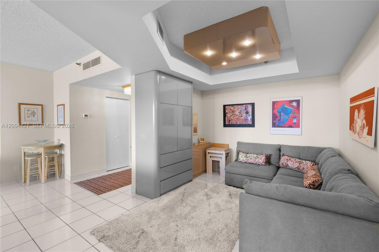 20281 E Country Club Dr , Unit 403, Aventura, FL 33180 Photo