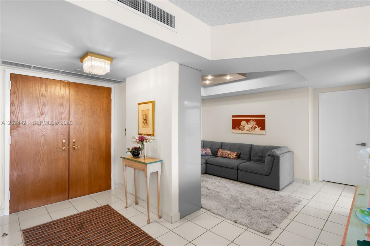20281 E Country Club Dr , Unit 403, Aventura, FL 33180 Photo