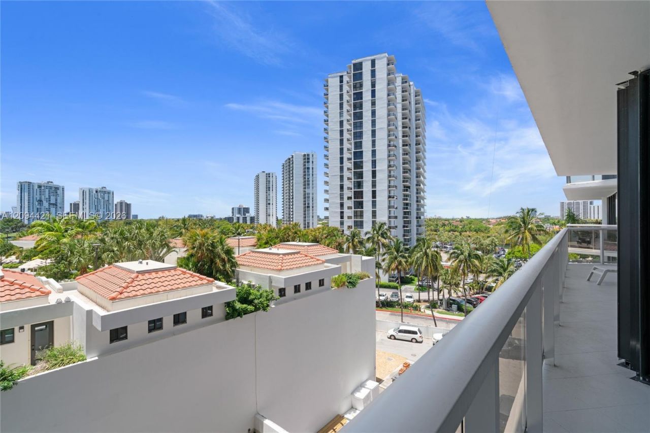 20281 E Country Club Dr , Unit 403, Aventura, FL 33180 Photo