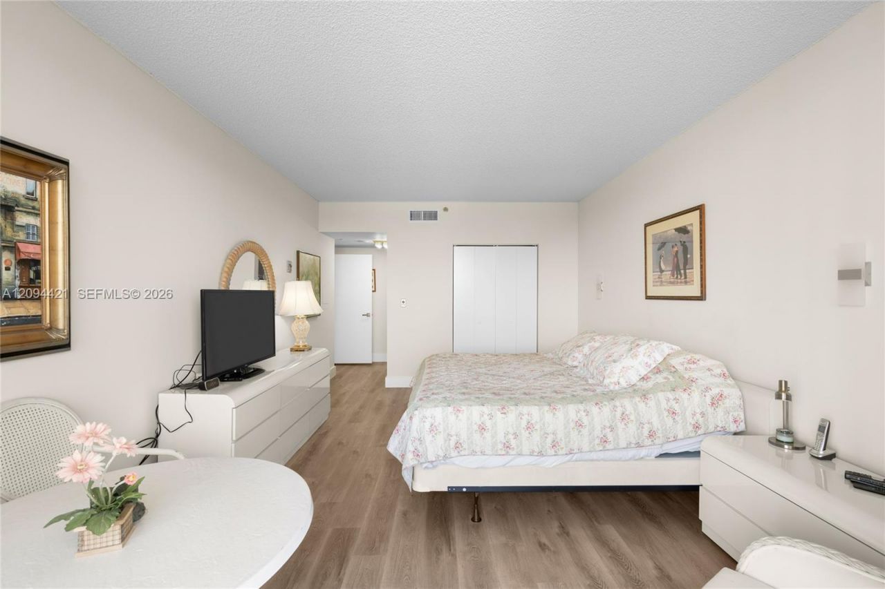 20281 E Country Club Dr , Unit 403, Aventura, FL 33180 Photo
