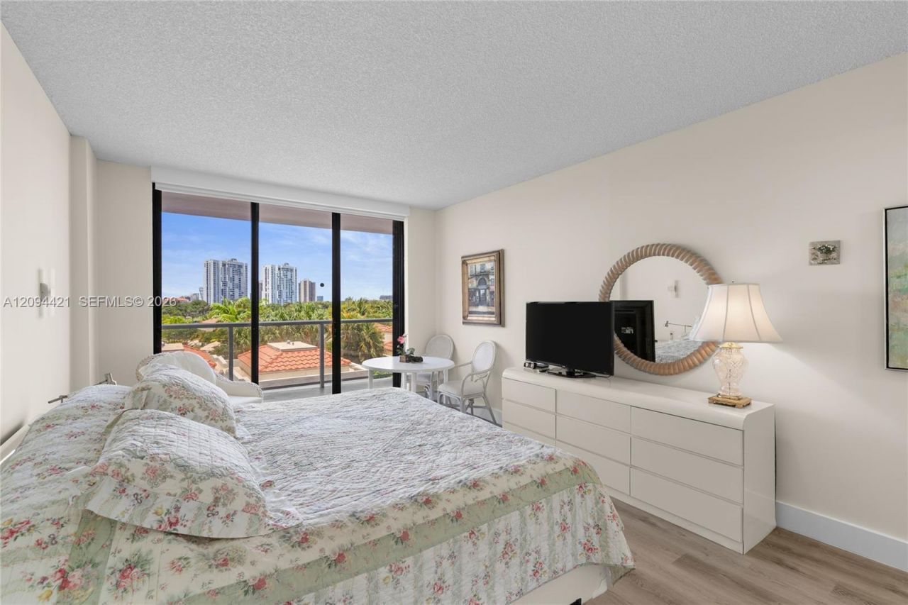 20281 E Country Club Dr , Unit 403, Aventura, FL 33180 Photo