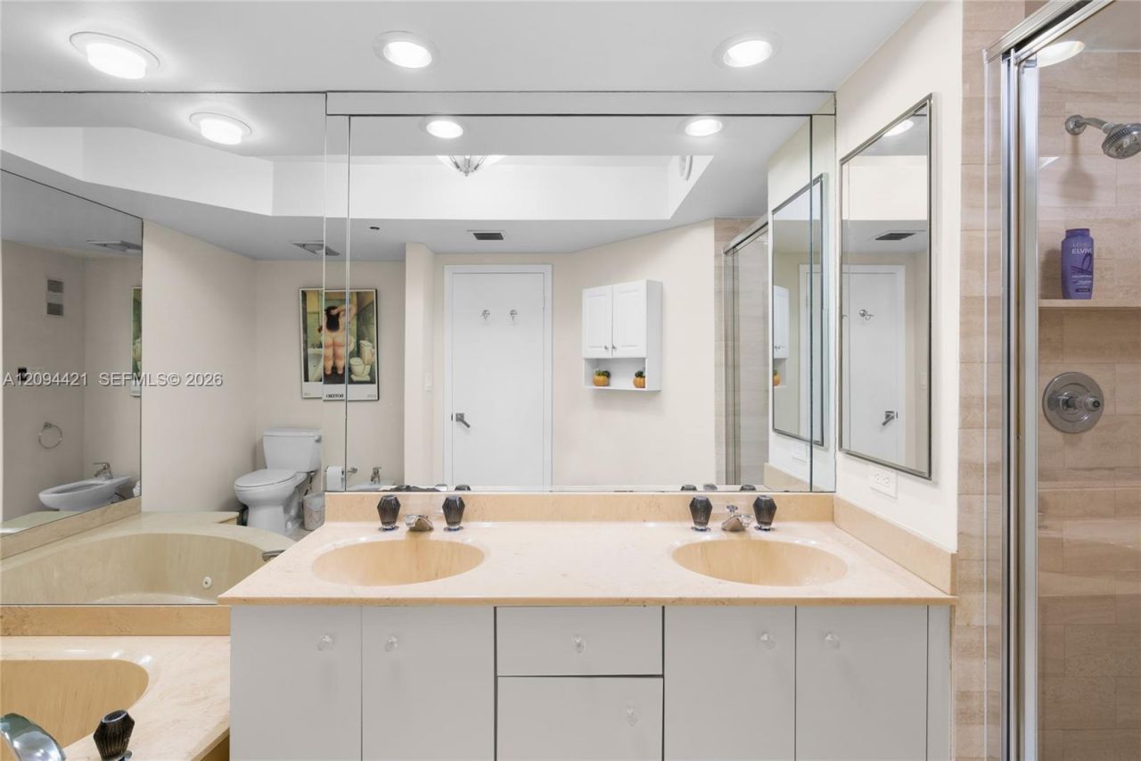 20281 E Country Club Dr , Unit 403, Aventura, FL 33180 Photo