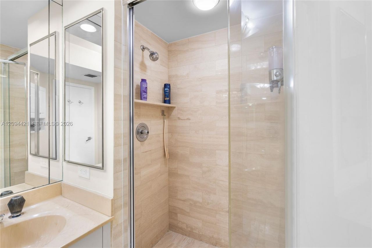 20281 E Country Club Dr , Unit 403, Aventura, FL 33180 Photo