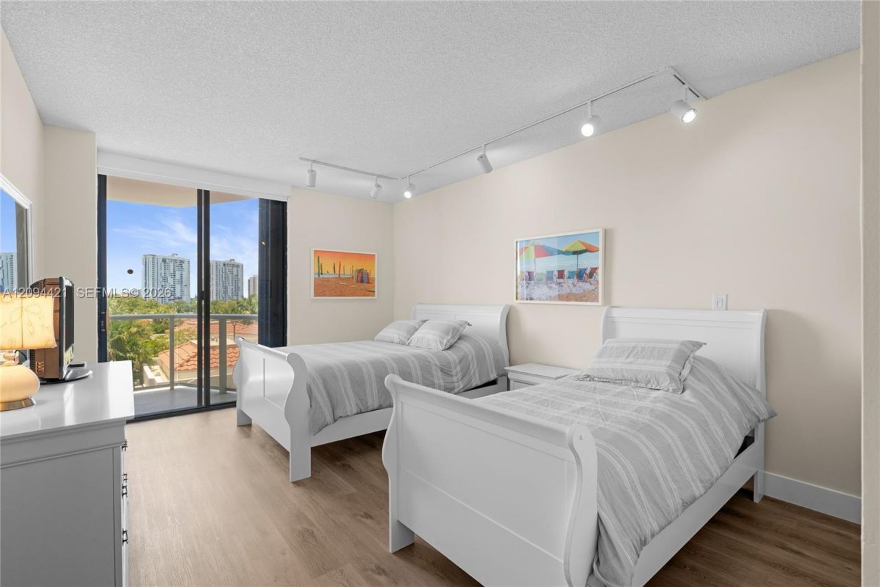 20281 E Country Club Dr , Unit 403, Aventura, FL 33180 Photo