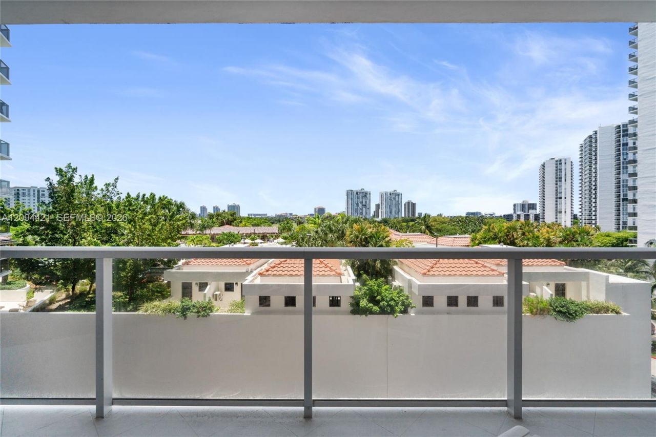 20281 E Country Club Dr , Unit 403, Aventura, FL 33180 Photo