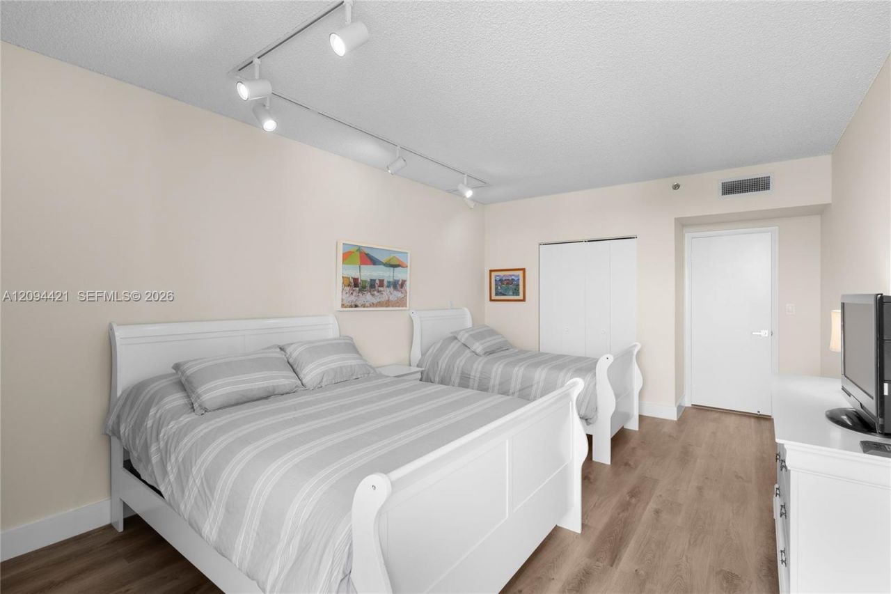 20281 E Country Club Dr , Unit 403, Aventura, FL 33180 Photo