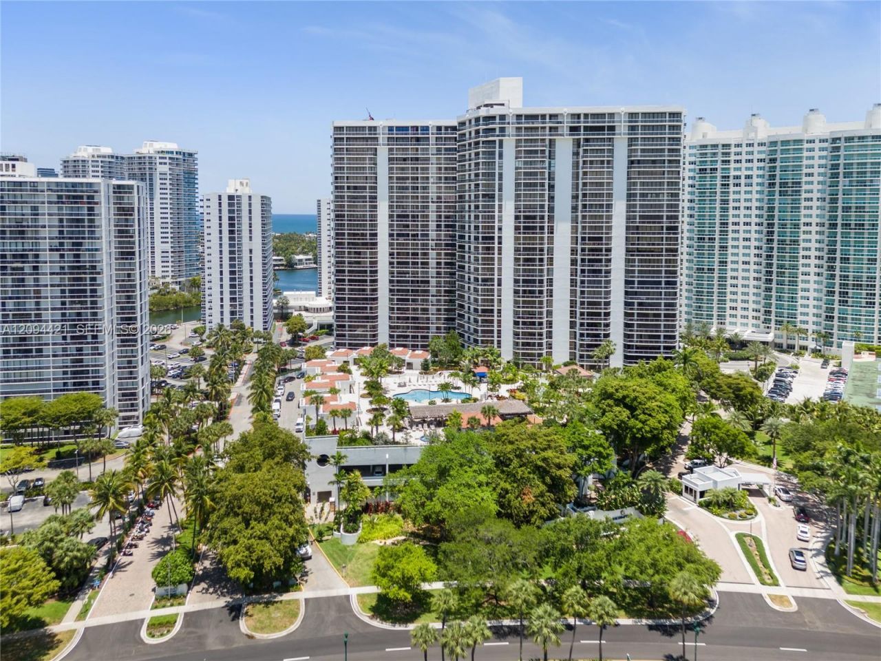 20281 E Country Club Dr , Unit 403, Aventura, FL 33180 Photo