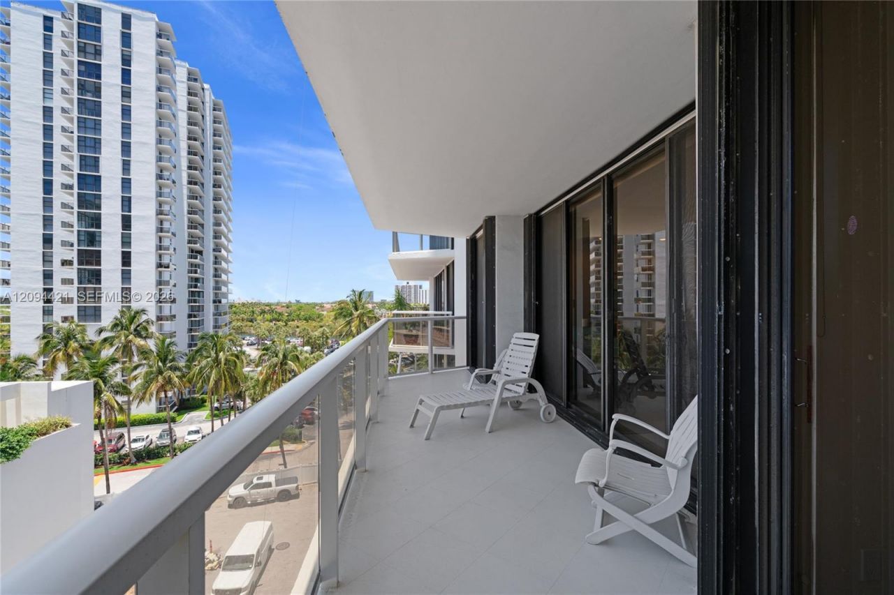 20281 E Country Club Dr , Unit 403, Aventura, FL 33180 Photo