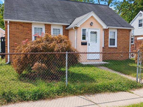 223 East St, Springfield, MA 01104