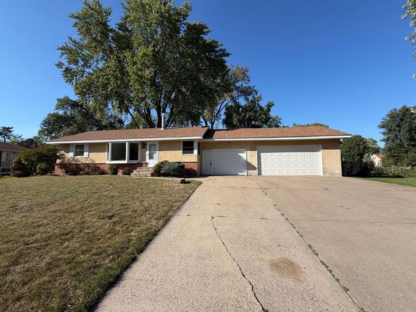1181 Laurie Road W, Roseville, MN 55113