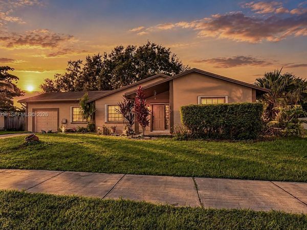 908 Cardinal Pl, Homestead, FL 33035