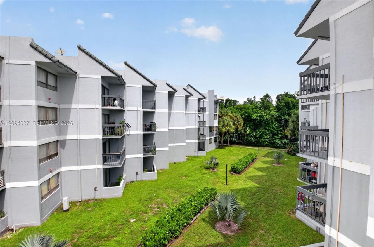 1880 N Congress Ave , Unit 301, West Palm Beach, FL 33401 Photo